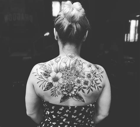 tatuajes para mujer en la espalda|40 Hermosas ideas de Tatuajes en la espalda para。